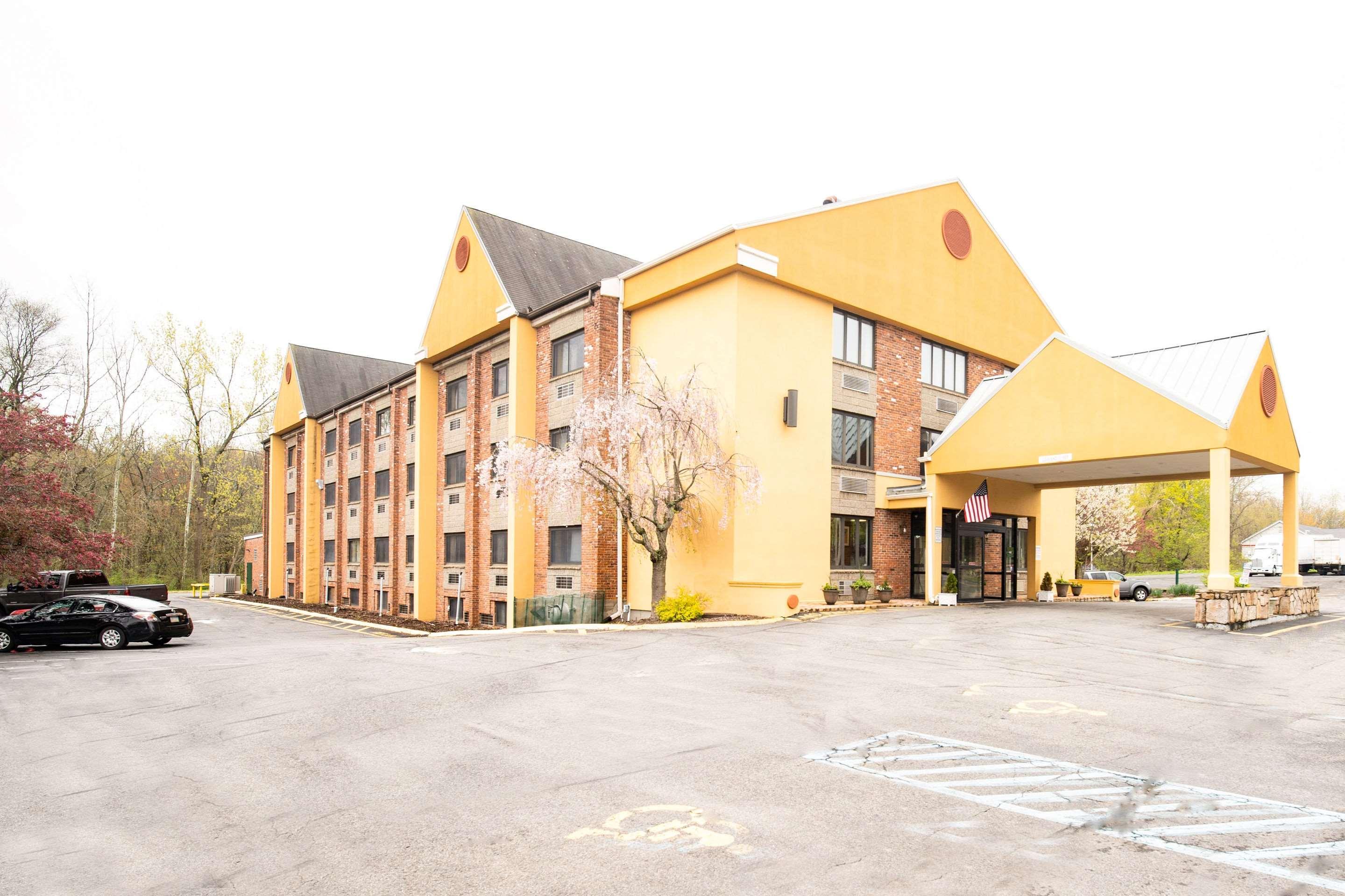 Quality Inn Cromwell - Middletown Bagian luar foto